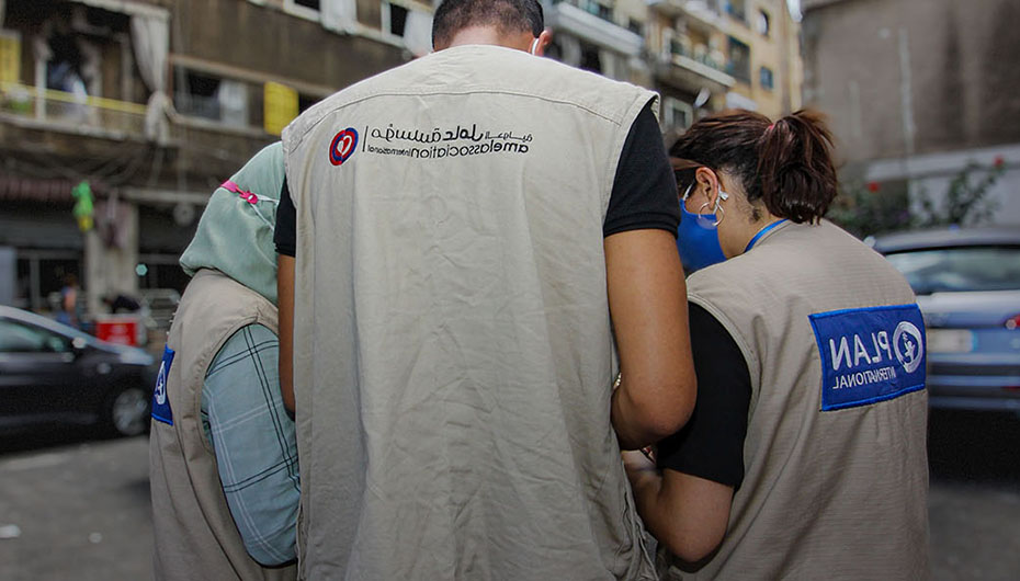 Plan staff distribute relief aid in Karantina district, Beirut