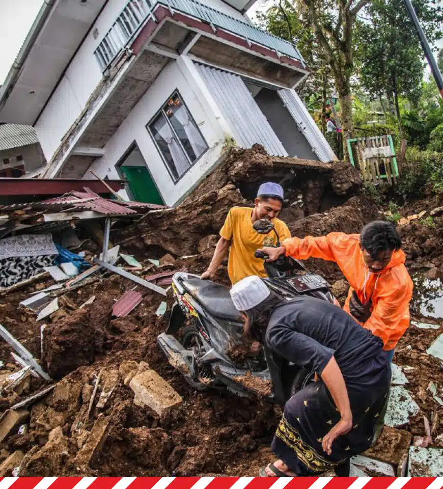 Villagers salvage items from damaged houses following a 5.6-magnitude earthquake that killed at least 162 people, with hundreds injured and others missing in Cianjur on November 22, 2022. Photo by ADITYA AJI/AFP via Getty Images.