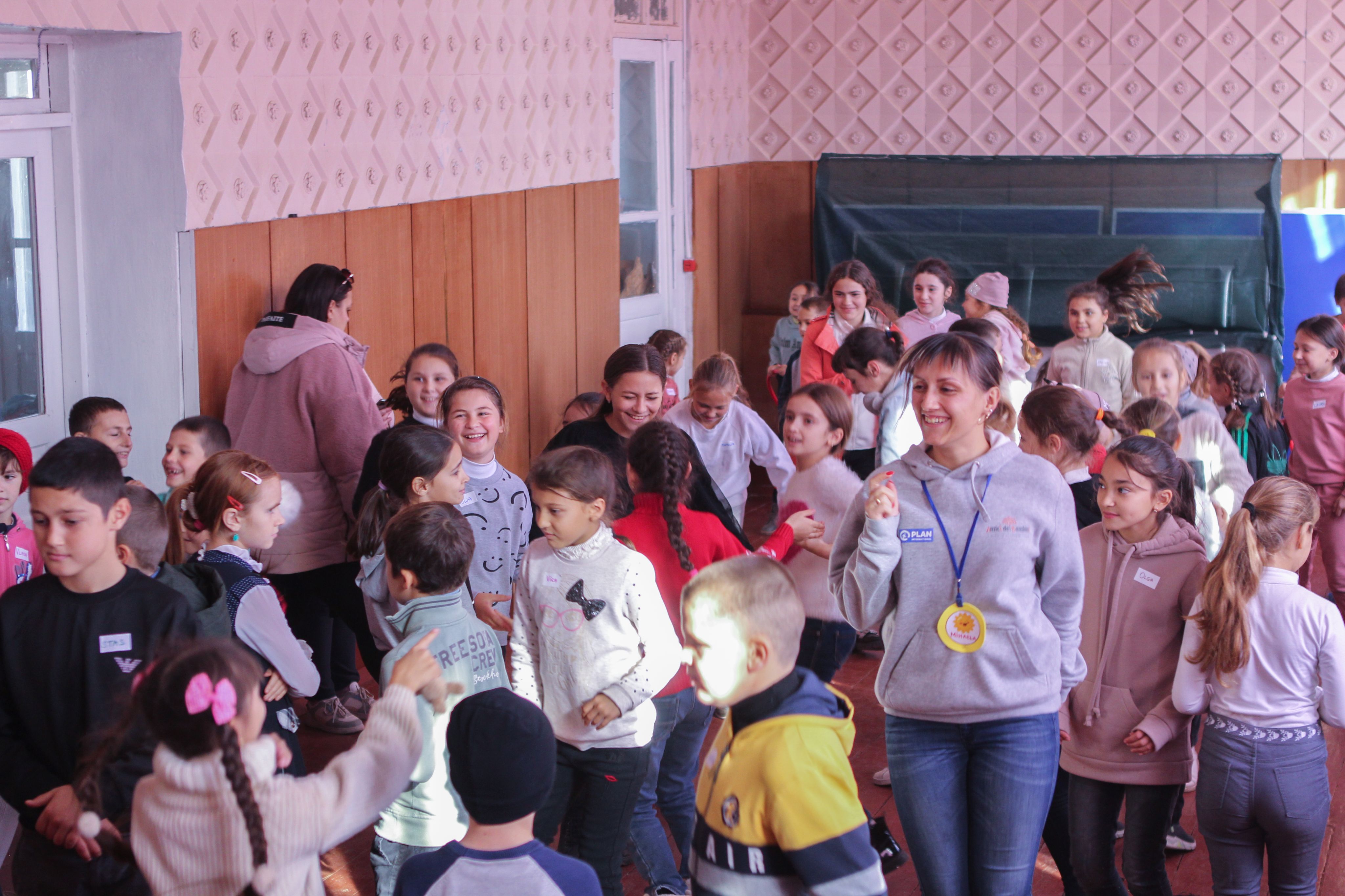 Children take part in group activity at Ludobus play session.