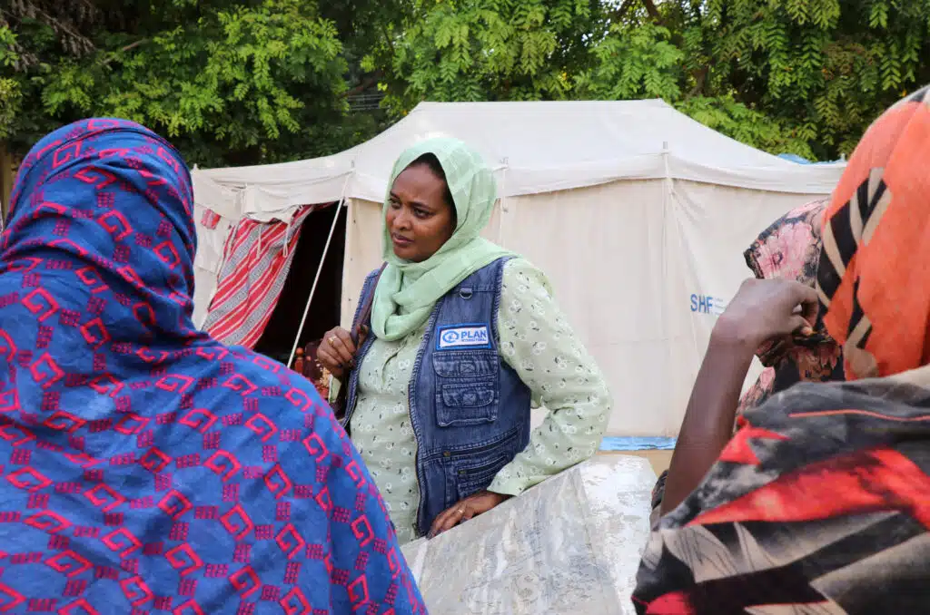 Nahid Ali meets with displaced women now living in Kassala State